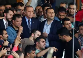Le président turc Tayyip Erdogan (C) avec ses partisans à l'aéroport Ataturk à Istanbul, Turquie juillet 16, 2016. REUTERS / Huseyin Aldemir