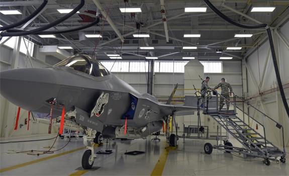 Des aviateurs enfilent leurs accessoires de sécurité pour préparer la maintenance un F-35A Lightning II.