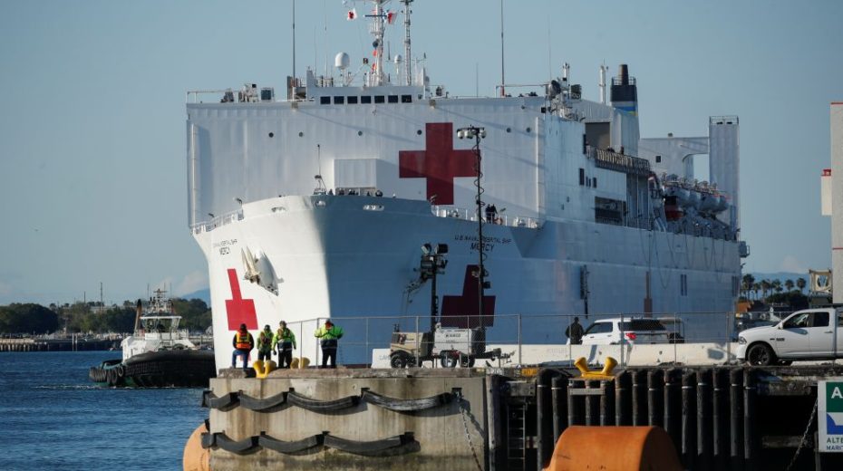 The hospital ship USNS Mercy arrives at the Port of Los Angeles to assist area medical facilities during the outbreak of the coronavirus disease (COVID-19) in San Pedro, California, U.S., March 27, 2020. REUTERS/Mike Blake - RC2GSF928VSD