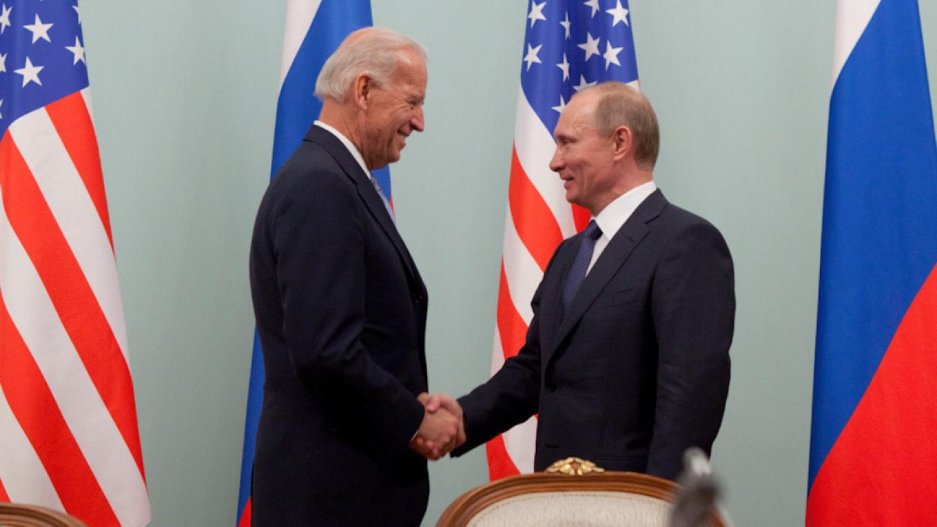 La poignée de mains entre le vide-président étasunien Joe Biden et le premier ministre russe Vladimir Poutine au Kremlin, Moscou, Russie, le 10 mars 2011.